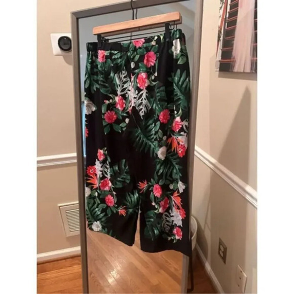 Vince Camuto Floral Wide Leg Capri Pants Black Red Size 10 Tropical Print - Picture 3 of 4